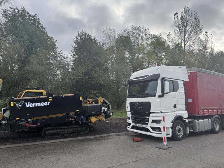 H&C Boringen - Horizontale boormachine en vrachtwagen