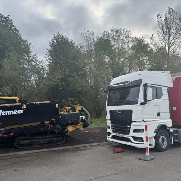 H&C Boringen - Horizontale boormachine en vrachtwagen