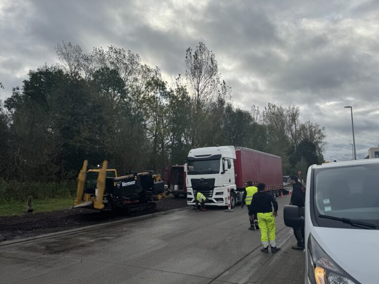 H&C Boringen - Horizontale boormachine en vrachtwagen
